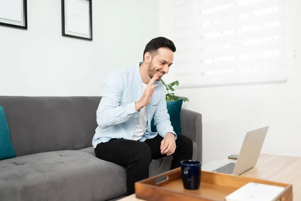 Hombre Hispano Guapo Unos Años Saludando Sus Amigos Una Videollamada — Foto de Stock