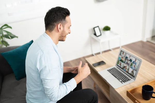 Vista Trasera Hombre Latino Hablando Una Videollamada Con Algunos Amigos —  Fotos de Stock