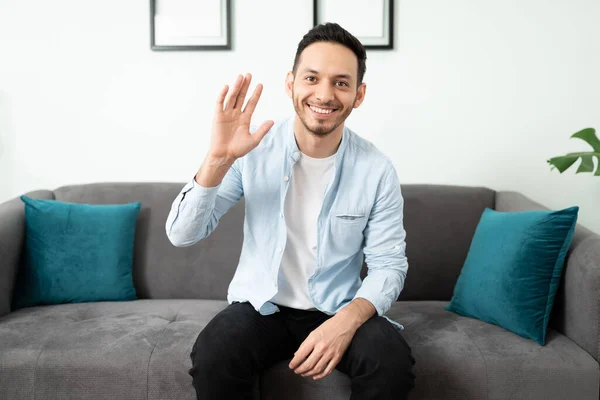 Retrato Hombre Guapo Saludando Cámara Una Videollamada Desde Casa —  Fotos de Stock