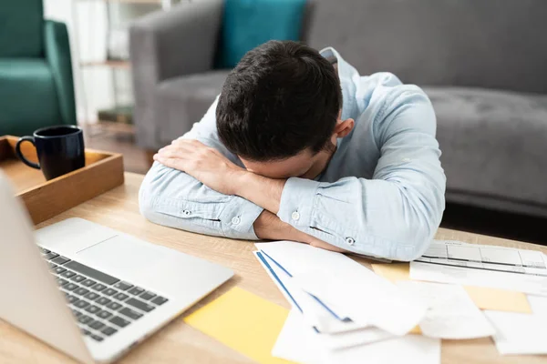 Estressado Quebrado Homem Sentindo Como Desistir Frente Tantas Contas Dívidas — Fotografia de Stock