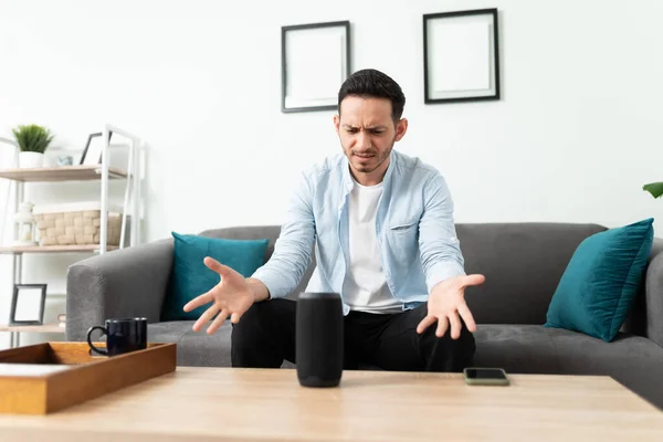 Hispanic Man Feeling Stressed Because His New Smart Home Device — Stock Photo, Image