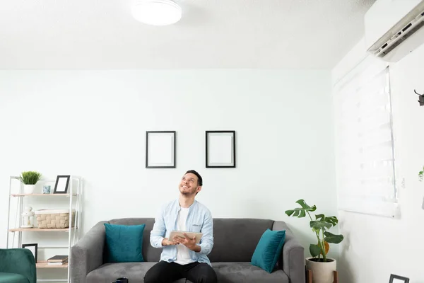 Hispanischer Mann Schaltet Mit Einem Tablet Computer Das Licht Seinem — Stockfoto