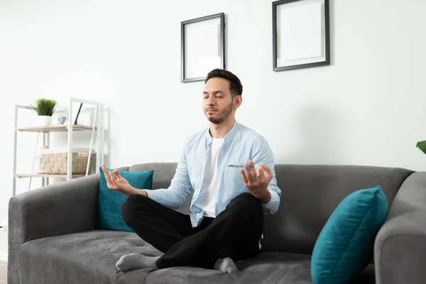 Retrato Homem Latino Seus Anos Meditando Olhando Tranquilo Com Olhos — Fotografia de Stock