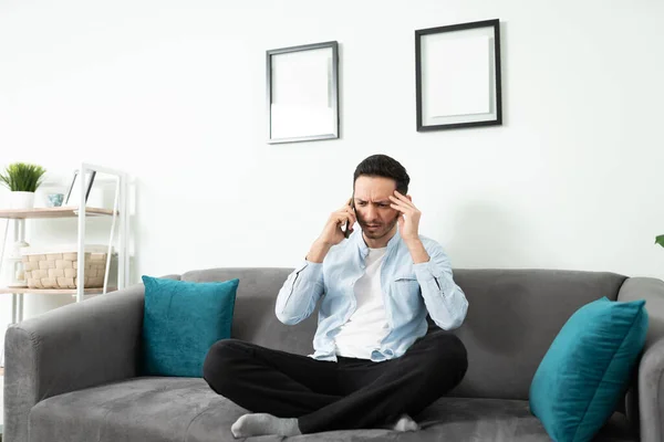 Hombre Latino Sus Años Mirando Preocupado Mientras Recibe Malas Noticias —  Fotos de Stock