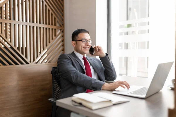 Happy Young Caucasian Businessman Talking Call Phone While Working Laptop — Stock Photo, Image