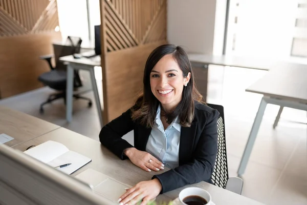 Porträt Einer Schönen Jungen Anwältin Die Ihrem Schreibtisch Büro Sitzt — Stockfoto