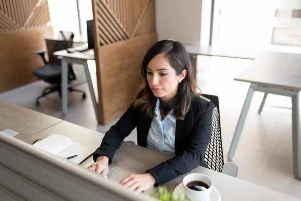 Vacker Kaukasiska Affärskvinna Sitter Vid Sitt Skrivbord Arbetar Laptop — Stockfoto