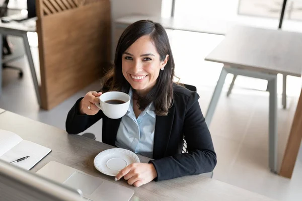 Affärskvinna Dricka Kaffe Rasten Kontoret — Stockfoto