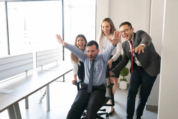 Affärsmän Knuffar Manlig Medarbetare Runt Ett Kontor Stol — Stockfoto