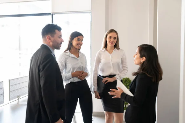 Grupo Personas Que Escuchan Una Colega Compartiendo Ideas Durante Reunión — Foto de Stock