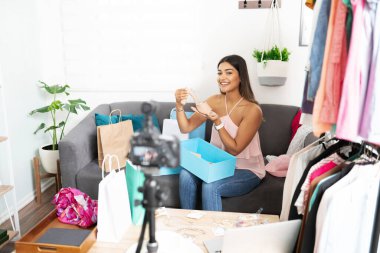 Çekici İspanyol blog yazarı, sosyal medyada bir video yayınlarken takipçileriyle bazı moda ipuçlarını paylaşıyor.