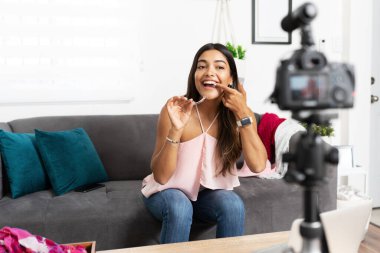 Görünmez bir ortodontik tedavi uygulayan ve sonuçları online takipçileriyle paylaşan sevimli genç bir kadın.