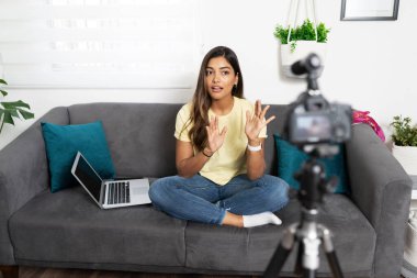 Etkili bir kadın ve yaşam koçunun portresi sosyal medya izleyicilerine ciddi ve önemli tavsiyelerde bulunuyor.