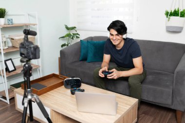 Çekici bir genç adamın ve blog yazarının portresi video oyunları oynuyor ve takipçileri için onları internetten eleştiriyor.