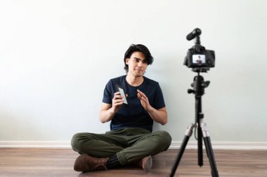 Çekici İspanyol etkileyicisi online takipçilerine e-okuyucusundan okuduğu bir kitabı konuşuyor ve eleştiriyor.