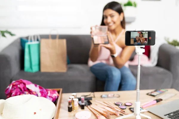 Närbild Smartphone Inspelning Och Sändning Live Video Skönhet Och Makeup — Stockfoto