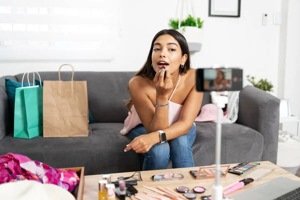 Hermosa Mujer Latina Transmitiendo Video Vivo Sobre Productos Belleza Poniendo —  Fotos de Stock