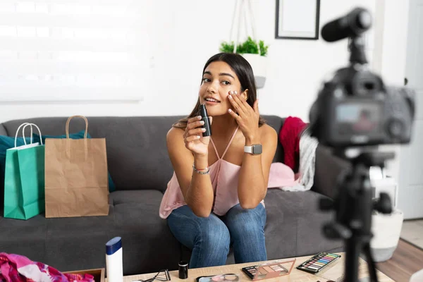 Snygg Ung Kvinna Provar Lite Återfuktande Kräm Medan Spelar Video — Stockfoto