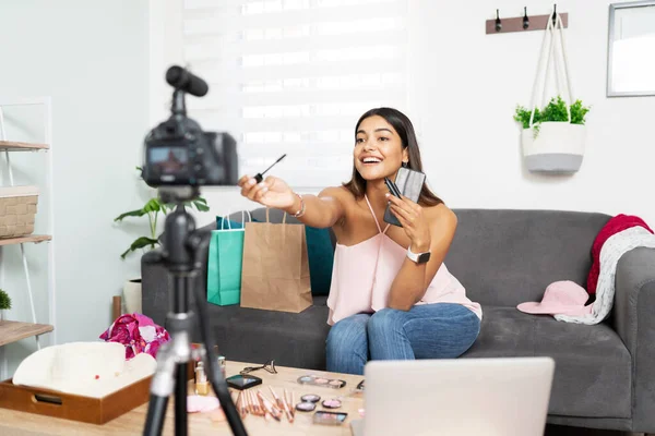 Retrato Uma Mulher Fofa Amigável Mostrando Alguns Cosméticos Revisando Pouco — Fotografia de Stock