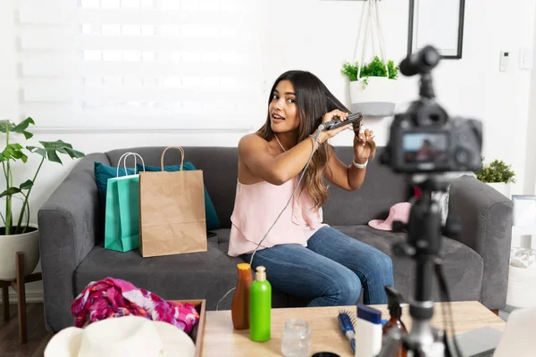 Portrait Cute Influencer Hispanic Woman Using Hair Straightener Front Camera — Stock Photo, Image