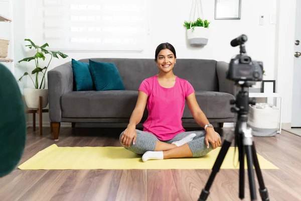 Ritratto Bellissimo Allenatore Salute Latino Seduto Tappetino Yoga Pronto Registrare — Foto Stock