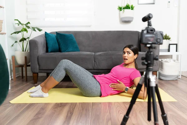 Mujer Hispana Entrenadora Fitness Haciendo Algunos Crujidos Mientras Graba Video — Foto de Stock