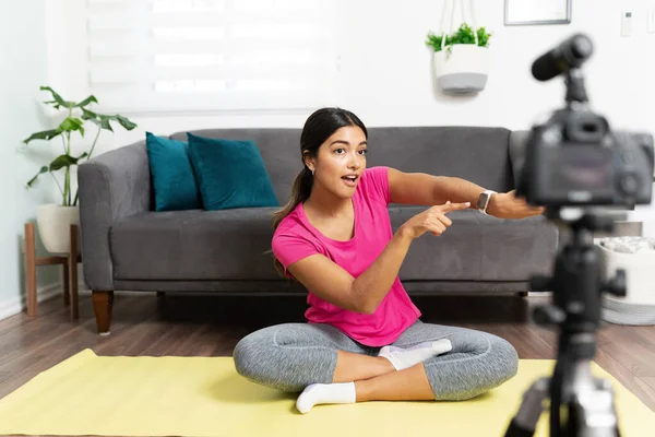 Linda Joven Influencer Mujer Dando Algunos Consejos Entrenamiento Mostrando Sus — Foto de Stock