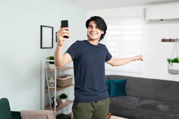 Bonito Influenciador Hispânico Compartilhando Vídeo Vivo Interior Seu Apartamento Sorrindo — Fotografia de Stock