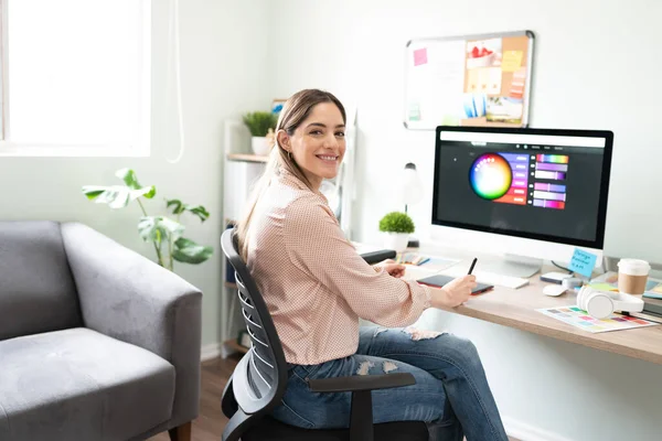 Donna Attraente Che Lavora Come Graphic Designer Con Tablet Grafico — Foto Stock