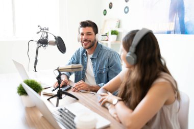 Bir radyo istasyonunda canlı bir talk show 'a katılan bir erkek sanatçının portresi