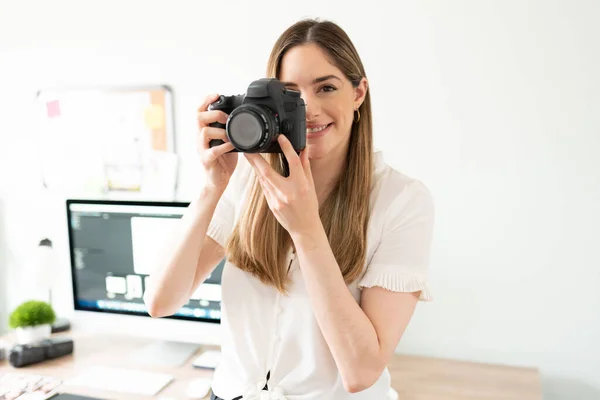 Mulher Caucasiana Atraente Fotógrafo Freelance Segurando Uma Câmera Profissional Sorrindo — Fotografia de Stock