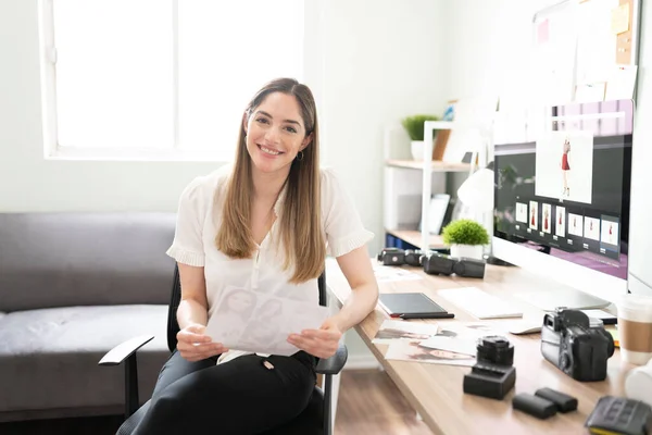 Retrato Uma Bela Fotógrafa Fazendo Algum Trabalho Pós Produção Seu — Fotografia de Stock