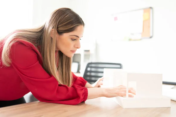 Profilo Architetto Donna Concentrata Che Lavora Modello Scala Semplice Una — Foto Stock