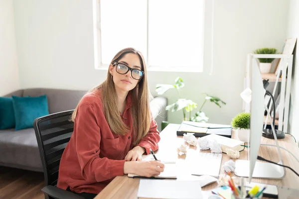 Scrittrice Autrice Poco Ispirata Che Cerca Avere Contatto Visivo Mentre — Foto Stock