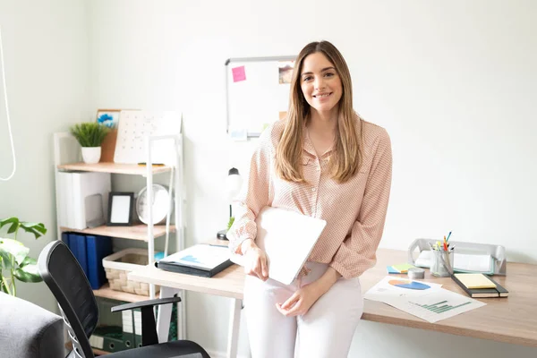 Nette Frau Die Als Verwaltungsassistentin Arbeitet Hält Einen Laptop Einem — Stockfoto