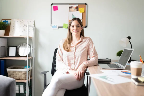 Πορτρέτο Μιας Καυκάσιας Επιχειρηματία Αυτοπεποίθηση Που Κάθεται Στο Γραφείο Της — Φωτογραφία Αρχείου