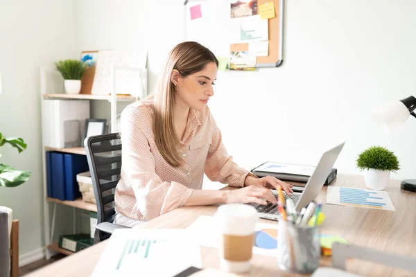 Cute Administrative Assistant Responding Emails Working Laptop Computer Office — Stock Photo, Image