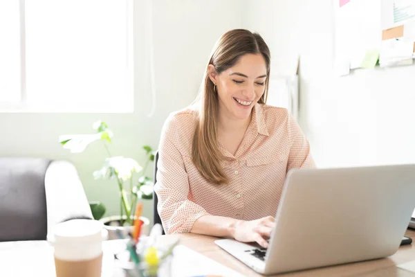 Retrato Uma Mulher Negócios Caucasiana Bonita Sorrindo Usar Computador Portátil — Fotografia de Stock