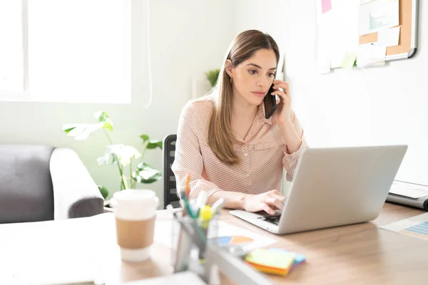 Kadını Telefonda Müşterisiyle Konuşuyor Ofisinde Çalışırken Ciddi Endişeli Görünüyor — Stok fotoğraf
