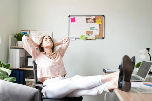 Full Length View Woman Dressed Casual Relaxing Her Office Her — Stock Photo, Image