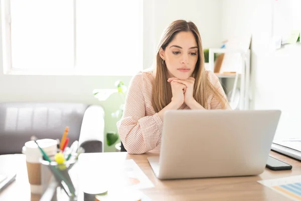 Mujer Ocupada Enfocada Mirando Directamente Computadora Portátil Buscando Muy Serio — Foto de Stock