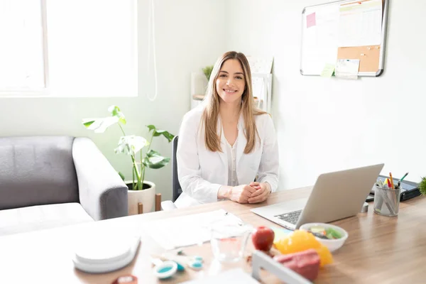 Retrato Uma Nutricionista Feminina Bonita Vestindo Casaco Laboratório Sentada Sua — Fotografia de Stock