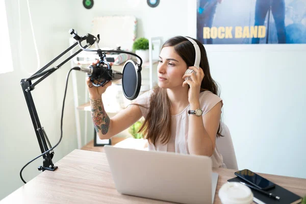Donna Attraente Che Lavora Una Stazione Radio Installa Suo Microfono — Foto Stock