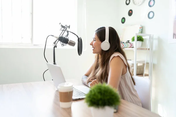 Vista Perfil Una Blogger Locutora Hablando Programa Radio Vivo Línea —  Fotos de Stock