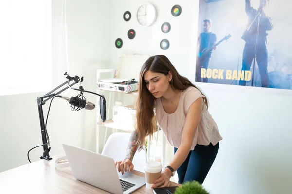 Goed Uitziende Latijnse Blogger Zet Alles Beginnen Met Het Opnemen — Stockfoto