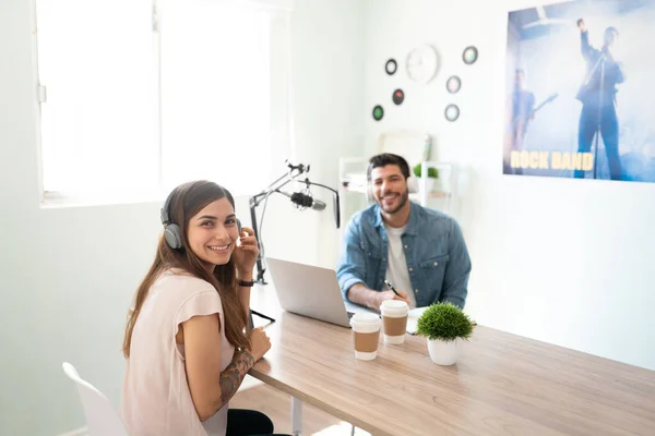 Retrato Una Invitada Artista Pasándola Bien Durante Una Entrevista Para —  Fotos de Stock