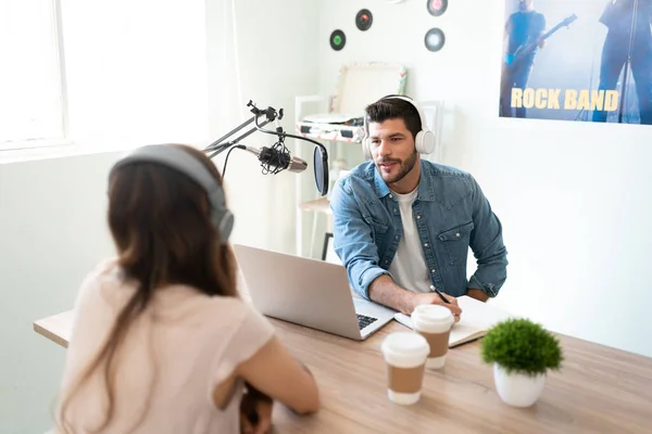 Porträt Eines Männlichen Bloggers Der Seinem Gast Fragen Stellt Und — Stockfoto