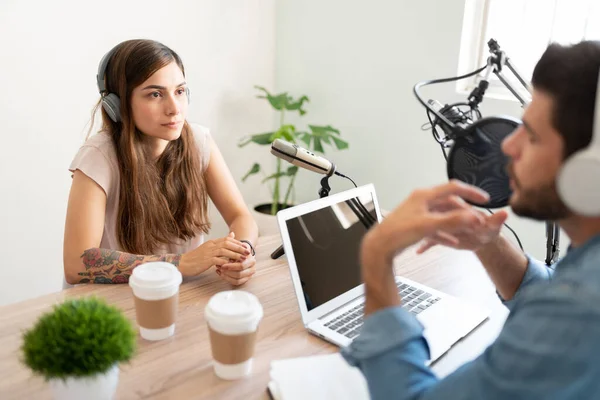 Porträt Einer Schönen Künstlerin Und Gast Beim Anhören Einer Frage — Stockfoto