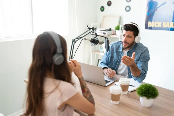 Annunciatore Maschio Sconvolto Blogger Avere Una Discussione Accesa Con Ospite — Foto Stock