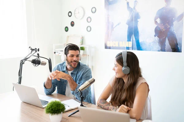 Hispanische Radiomoderatoren Tragen Kopfhörer Und Nehmen Einen Live Podcast Auf — Stockfoto